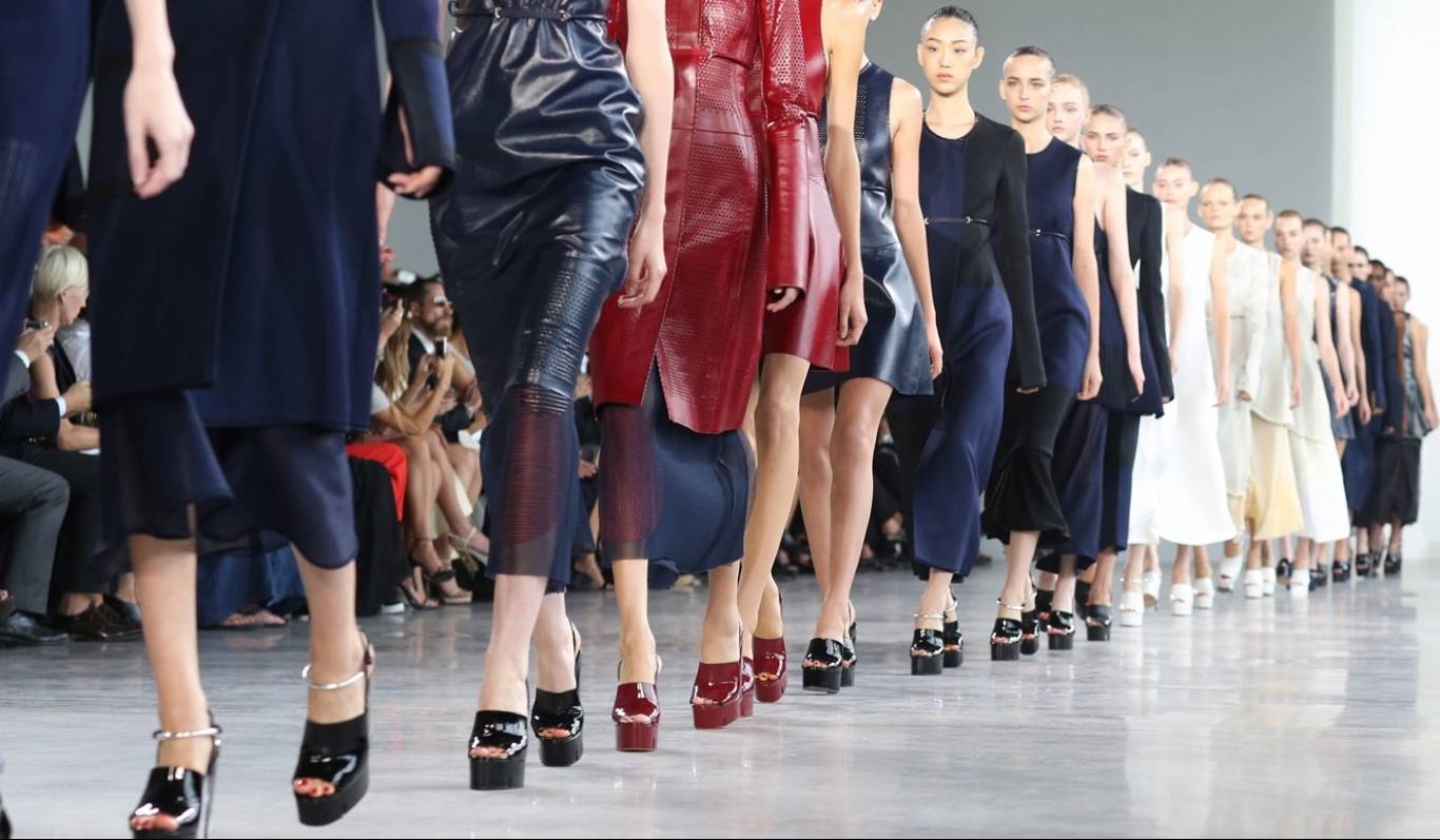 Ассоциация моды фонтейна занимается организацией модного показа. Кельвин Кляйн показ мод. Модный показ. Модели на показе. Одежда с модных показов.