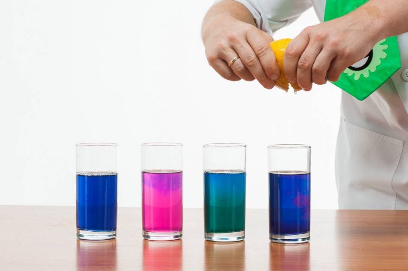 Опыт цветной. Стаканчики с разноцветной водой. Эксперименты с красками. Стакан с красителем. Цветная вода в стакане.
