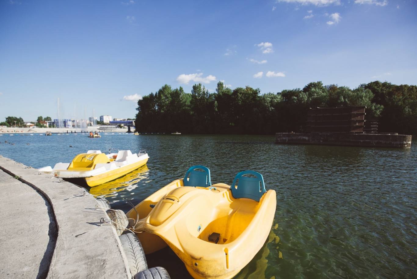 Відпочинок на воді: де кататись на човнах і катамаранах у Вінниці