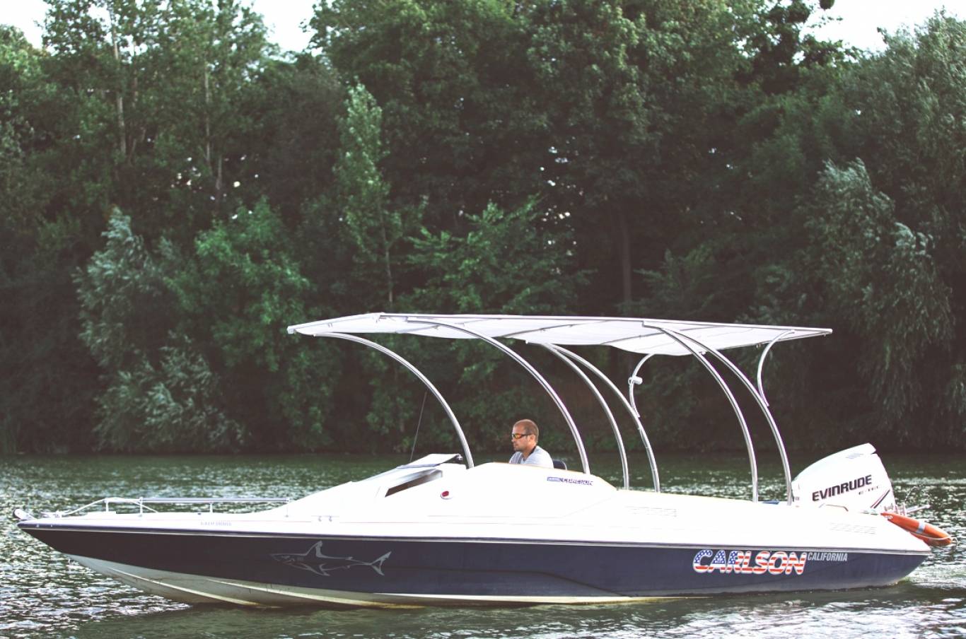 Відпочинок на воді: де кататись на човнах і катамаранах у Вінниці