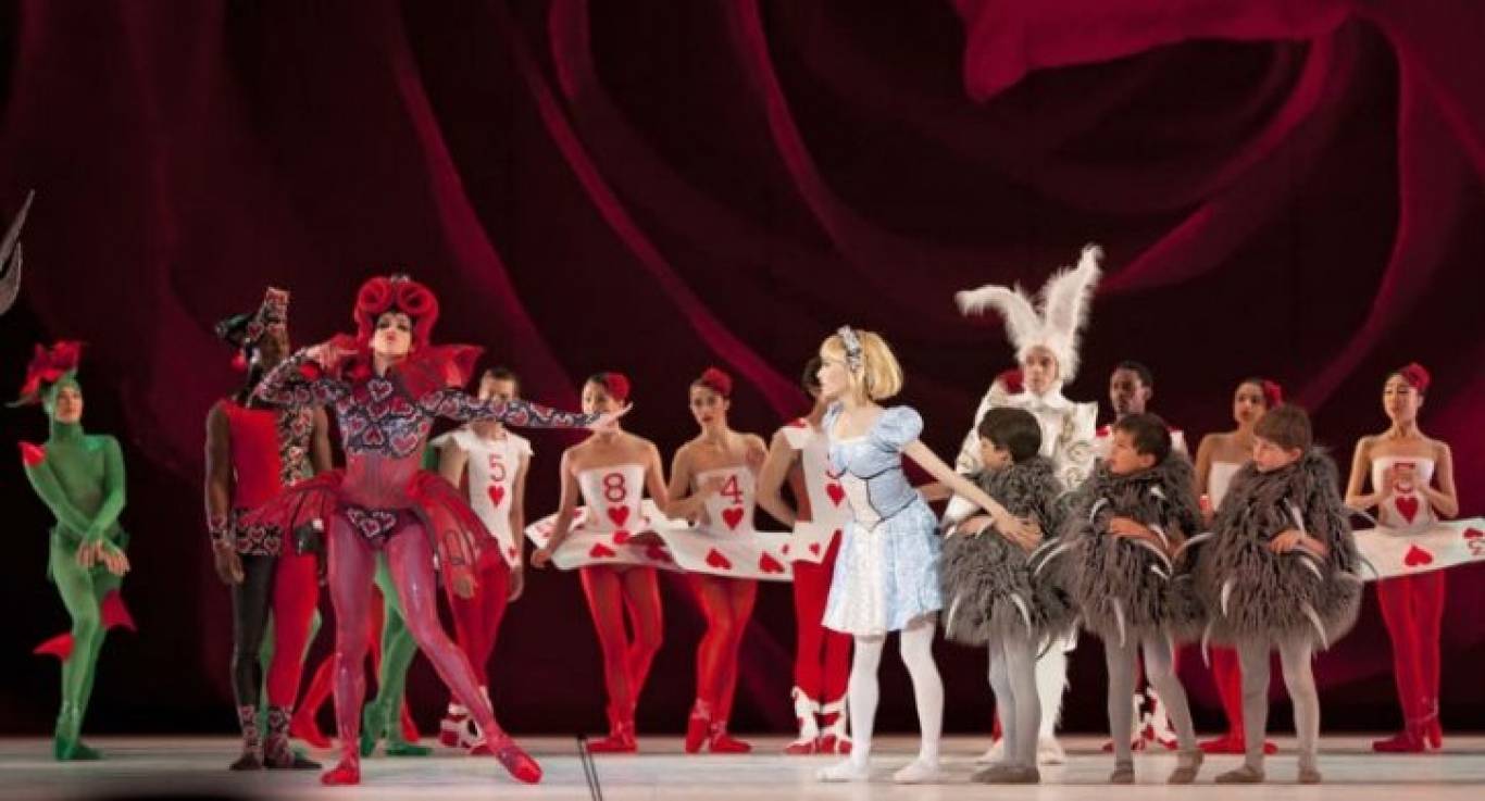 шляпник алиса в стране чудес джига дрыга. алиса в стране чудес 2010 шляпник. королевский балет алиса в стране чудес. балет алиса в стране чудес. алиса балет.