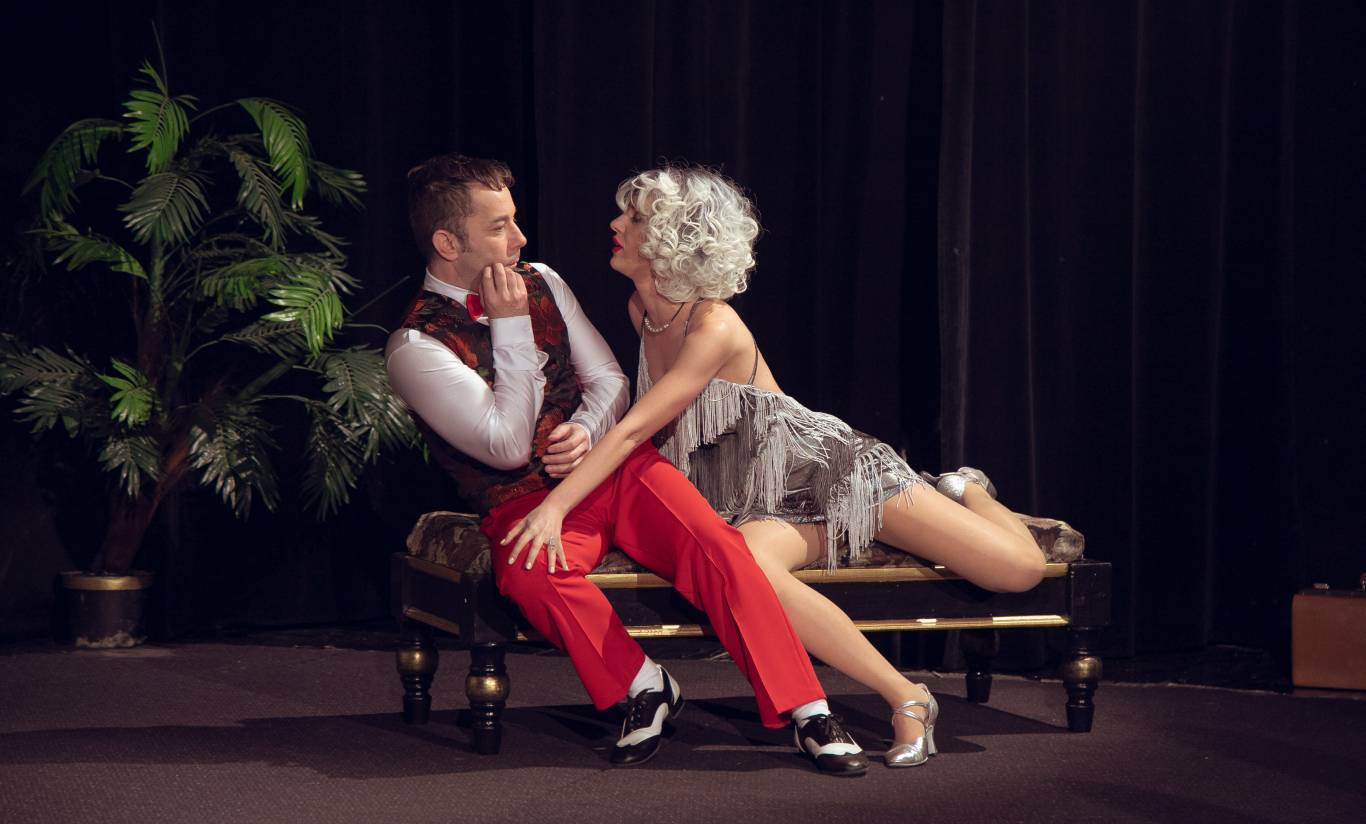 Французские комедии спектакли. Новый год по французски спектакль. Поцелуй в спектакле. Любовь по французски спектакль актеры. Новый год по французски спектакль.