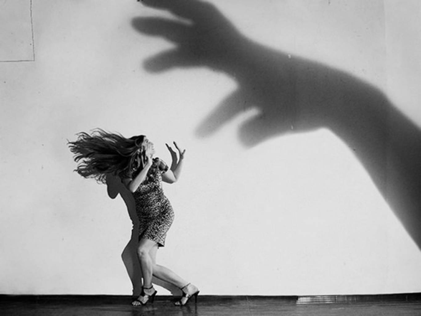 страхи подсознания. мужчина головой в песок. как бороться со страхом и тревогой. страх картины художников. работа со страхами.