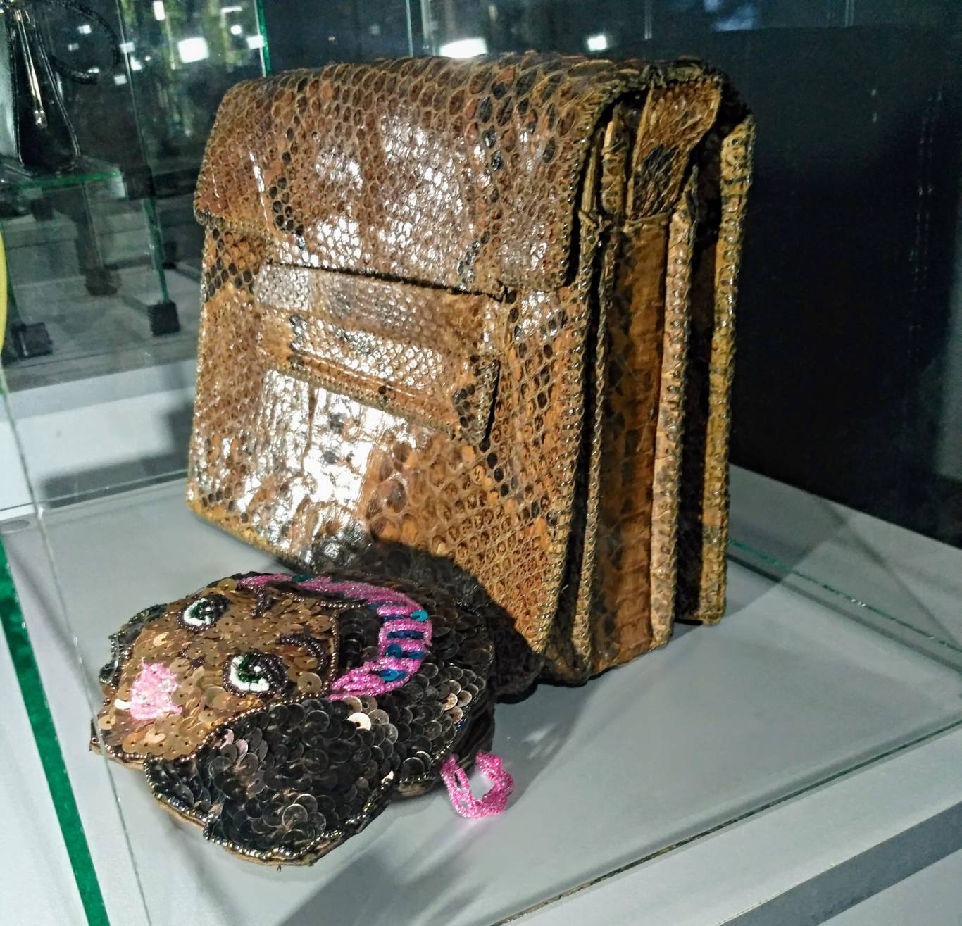 Consumerism минулого століття: від клатчей  до ридикулей - Виставка