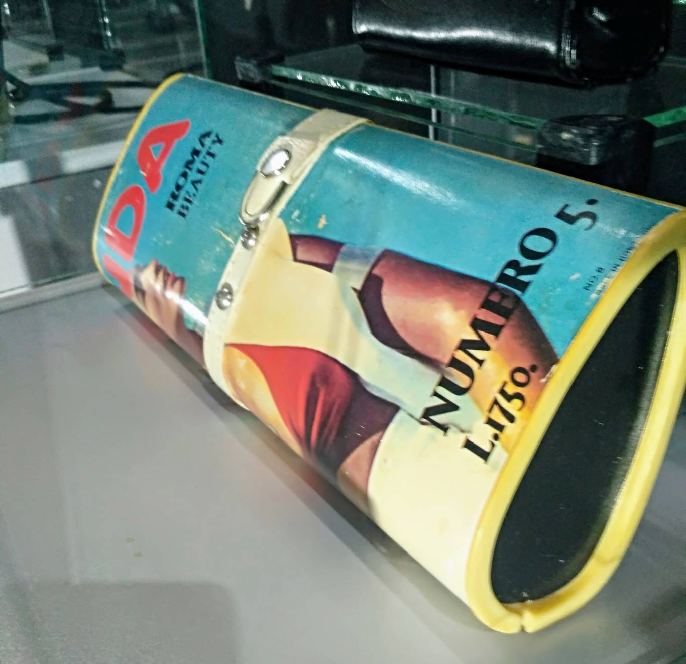 Consumerism минулого століття: від клатчей  до ридикулей - Виставка