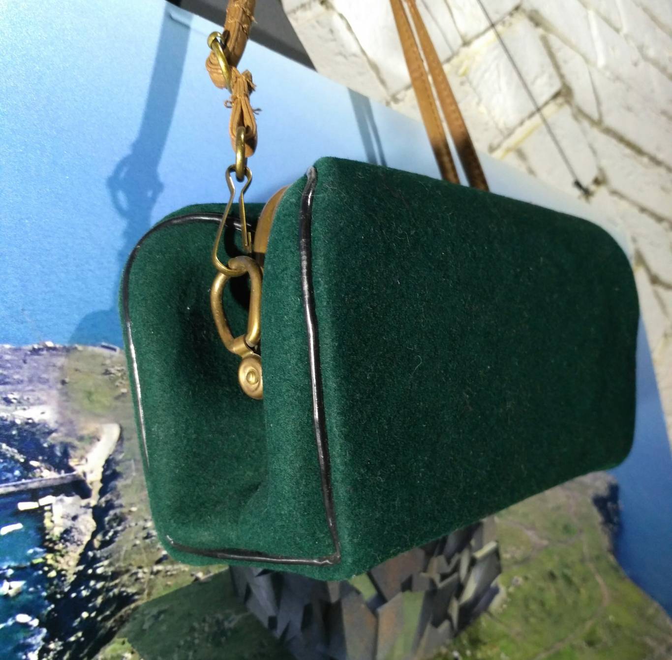 Consumerism минулого століття: від клатчей  до ридикулей - Виставка