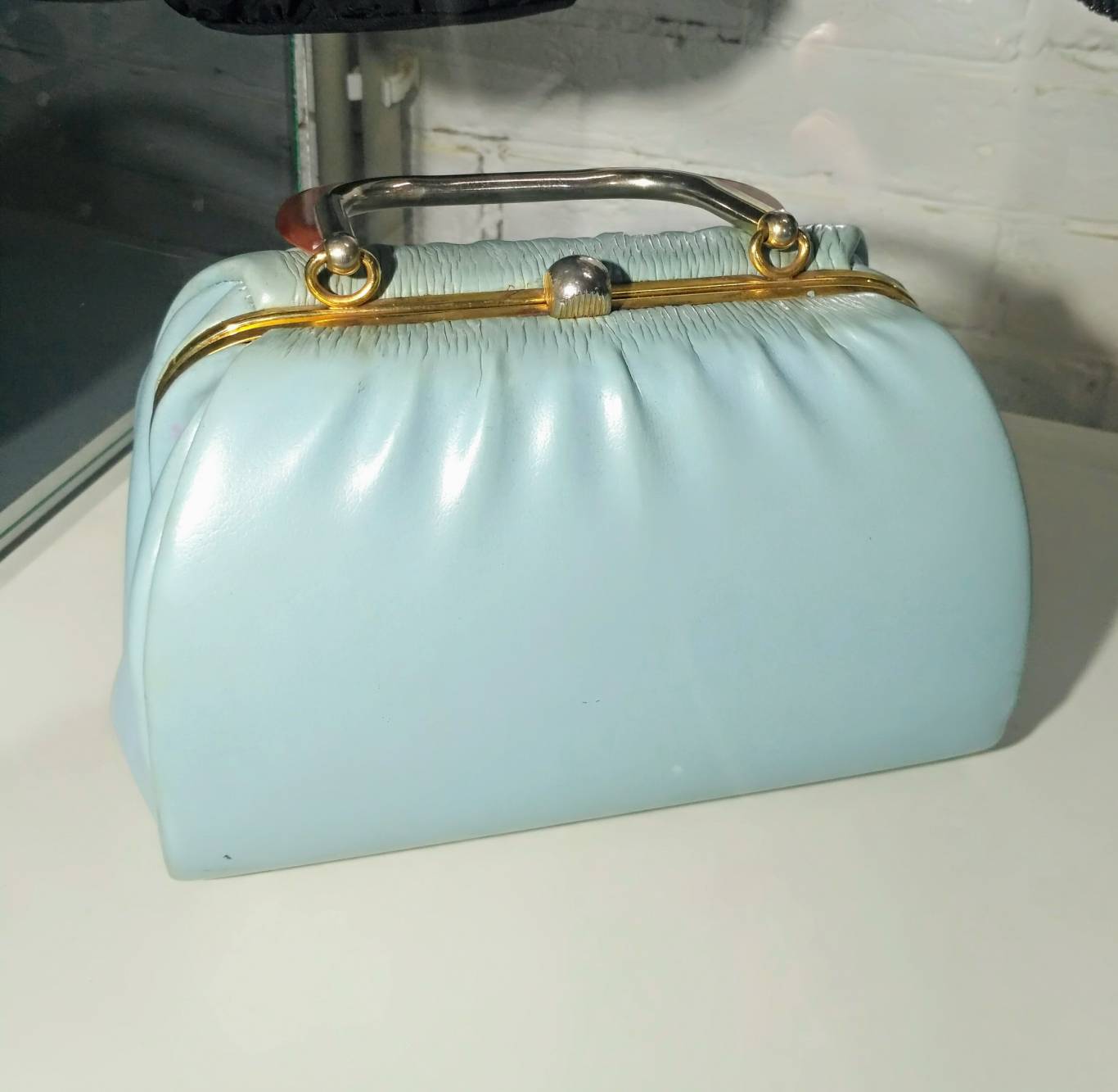 Consumerism минулого століття: від клатчей  до ридикулей - Виставка