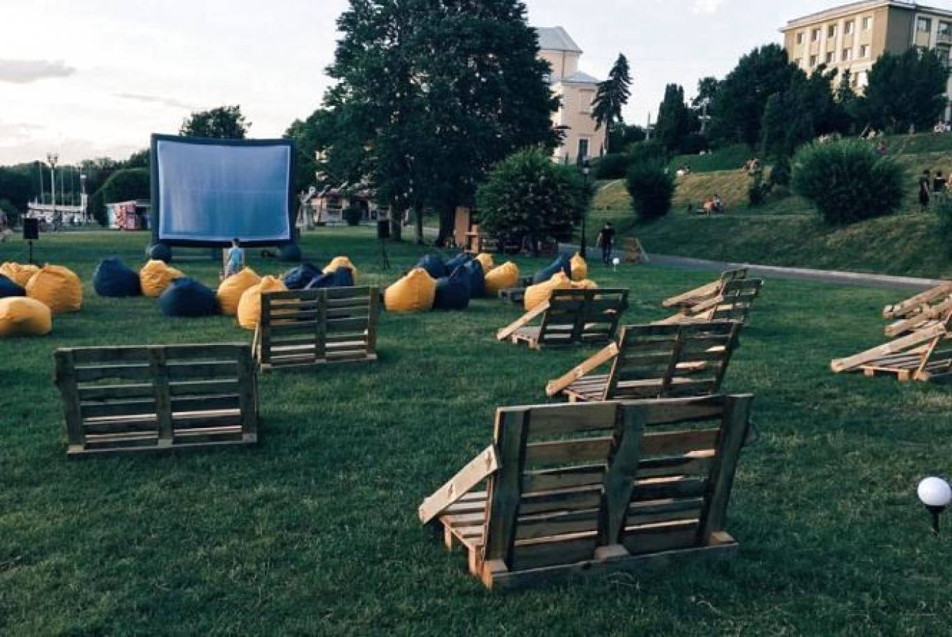 Кіно під відкритим небом