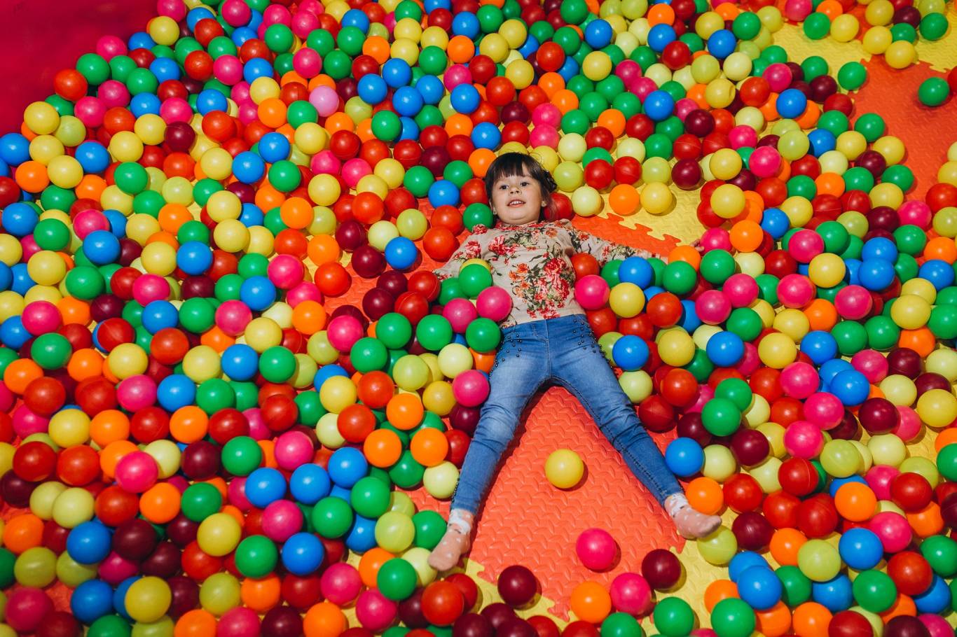 Дитяча планета запрошує на яскраві дитячі забави