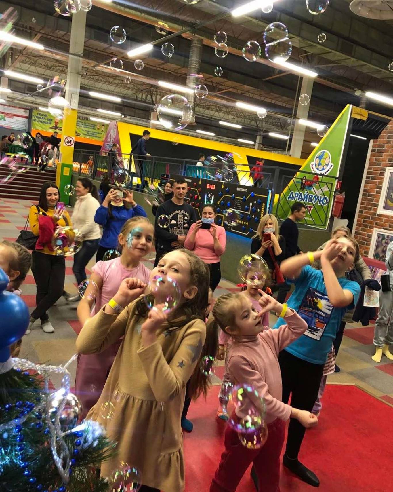 Дитяча планета запрошує на яскраві дитячі забави