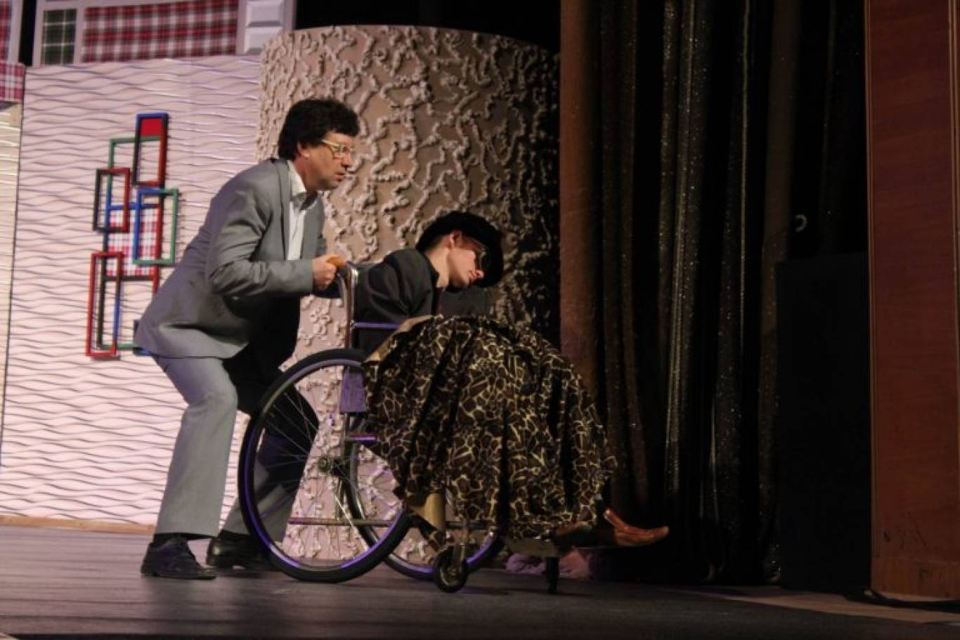 Комедійна вистава Божевільна ніч, або номер 13