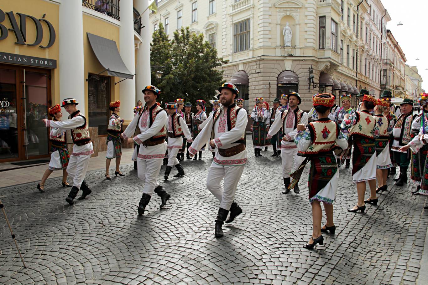 Концерт Заслуженого академічного буковинського ансамблю пісні і танцю "Буковинське Подвір'я"