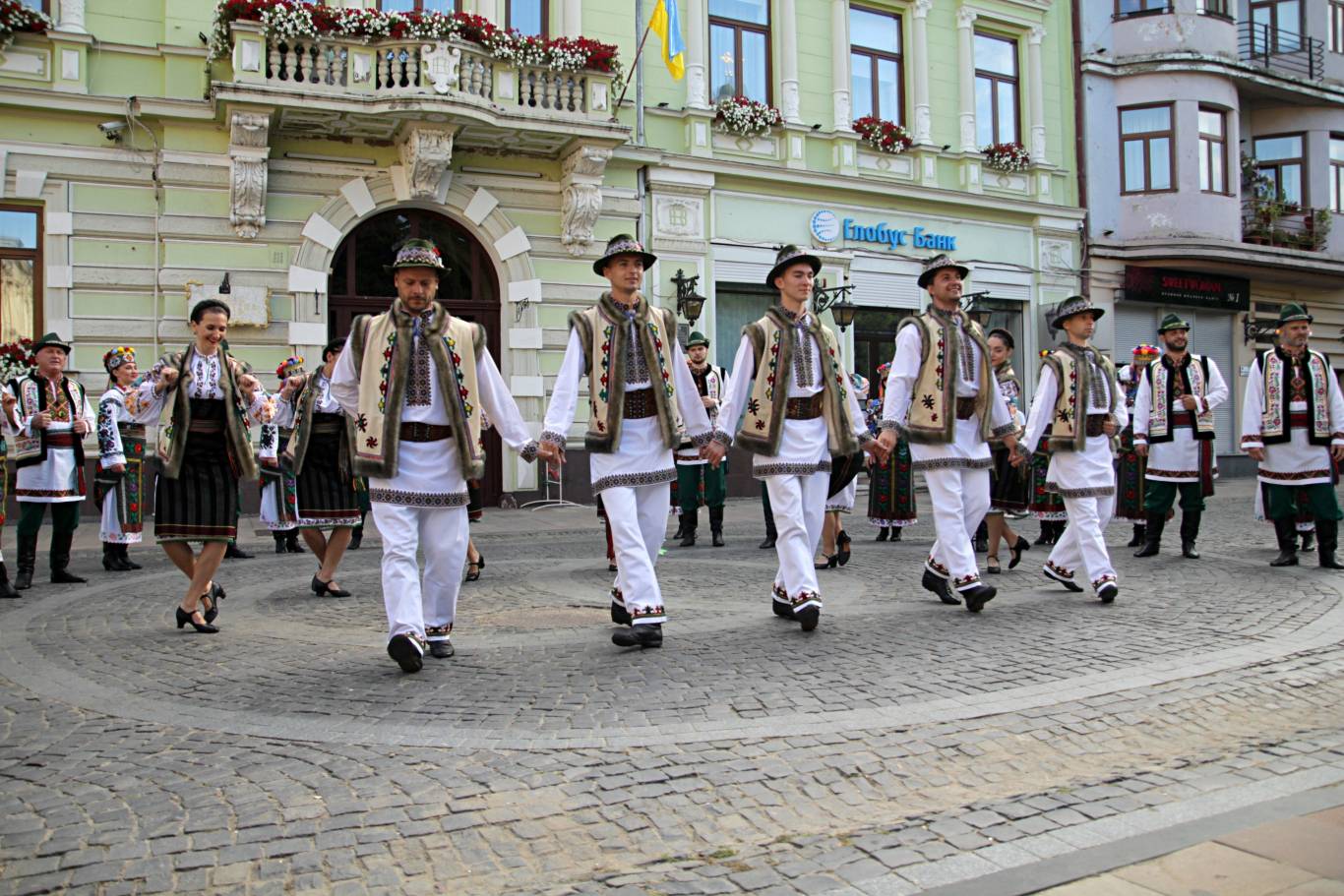 Концерт Заслуженого академічного буковинського ансамблю пісні і танцю "Буковинське Подвір'я