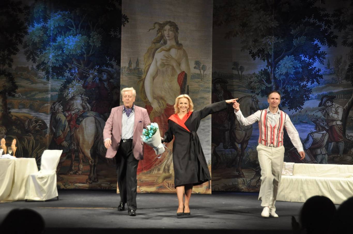 Жінка над нами