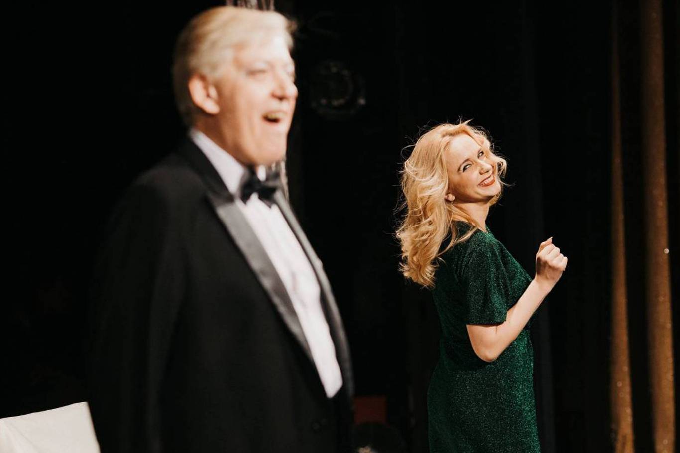 Жінка над нами