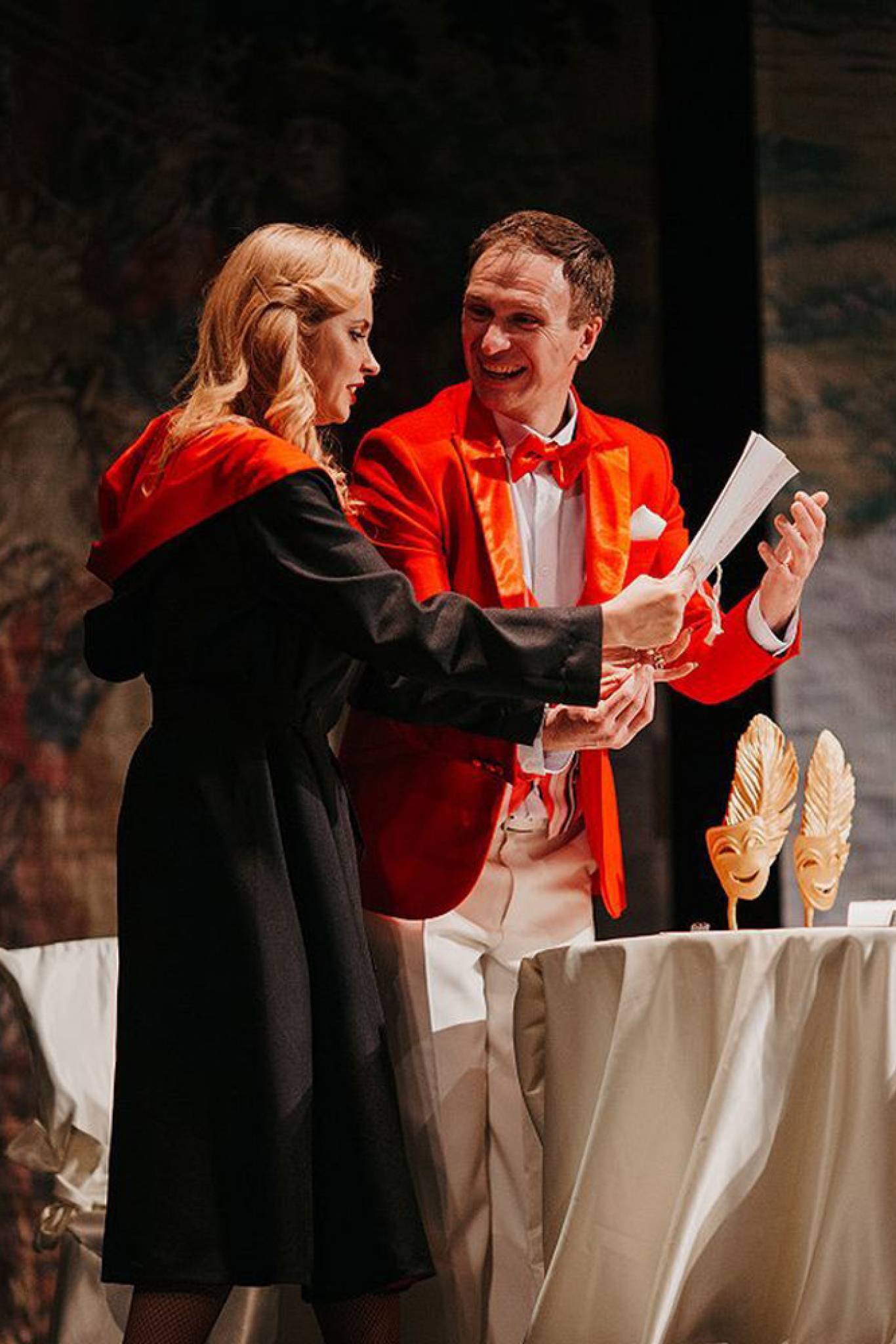 Жінка над нами