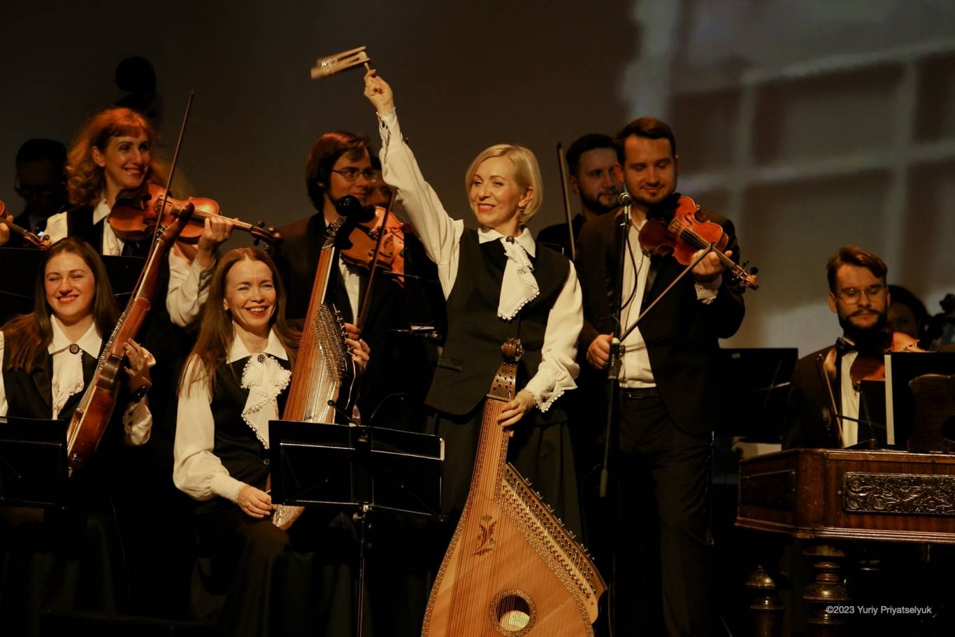 НАОНІ Оркестра . «Світові та українські  хіти»