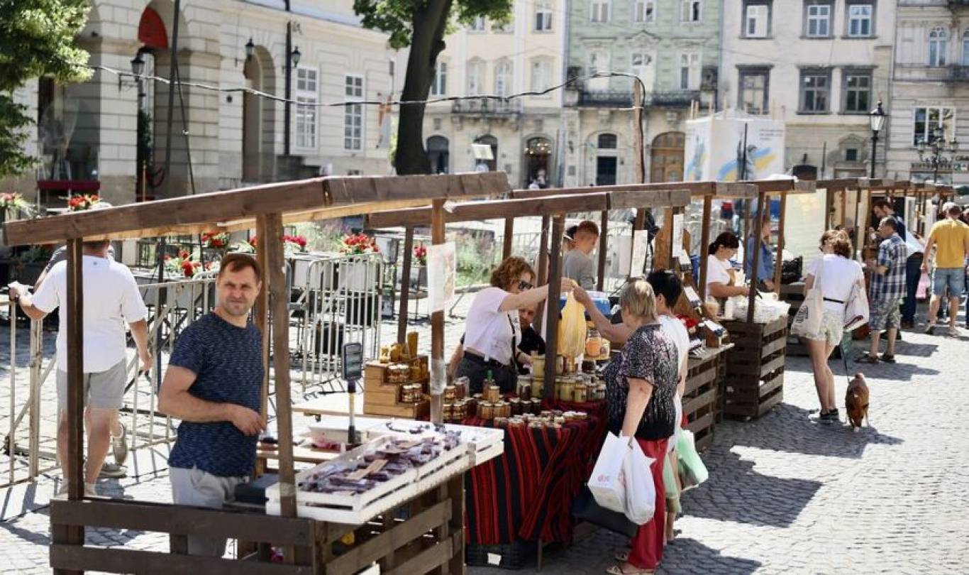 Ветеранський ярмарок на площі Ринок