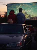 Автокінотеатр "Outside Drive" показ кінострічок