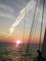 Восход солнца на парусной яхте
