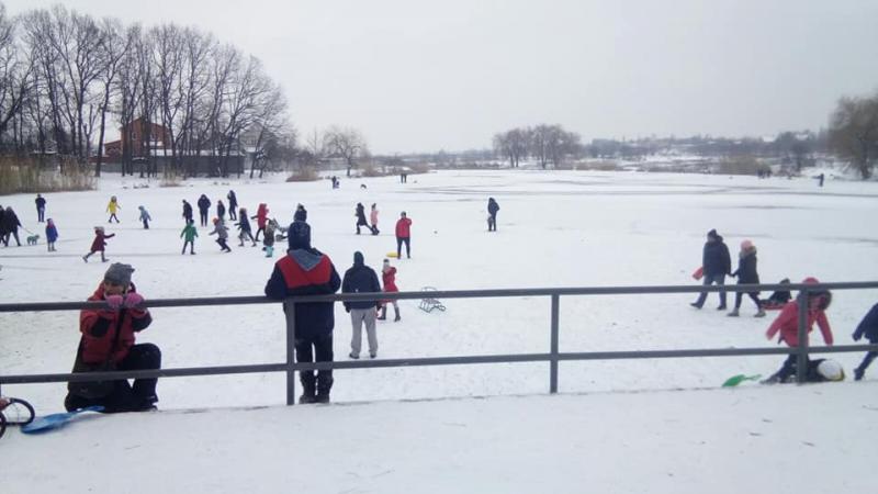 May be an image of одна або кілька осіб, people standing та сніг
