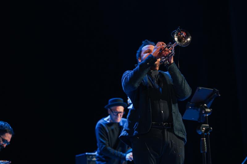 На зображенні може бути: 3 людини, саксофон, латунь, кларнет та труба